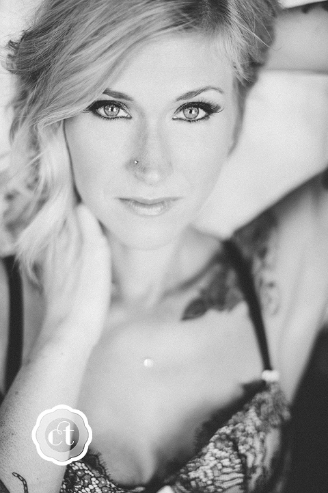 courtney-tompson-photography-columbia-mo-boudoir-by-courtney-tattoos-classic-natural-lighting-boudoir-best-columbia-missouri-boudoir-photography