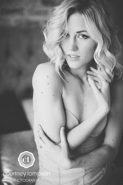 MODERN-LOVE-STRIPPED-DOWN-WORKSHOP-COURTNEY-TOMPSON-PHOTOGRAPHY-BOUDOIR-BY-COURTNEY-COLUMBIA-MO-BOUDOIR-PHOTOGRAPHER-BOUDOIRBYCOURTNEY.COM-WWW.COURTNEYTOMPSON.COM