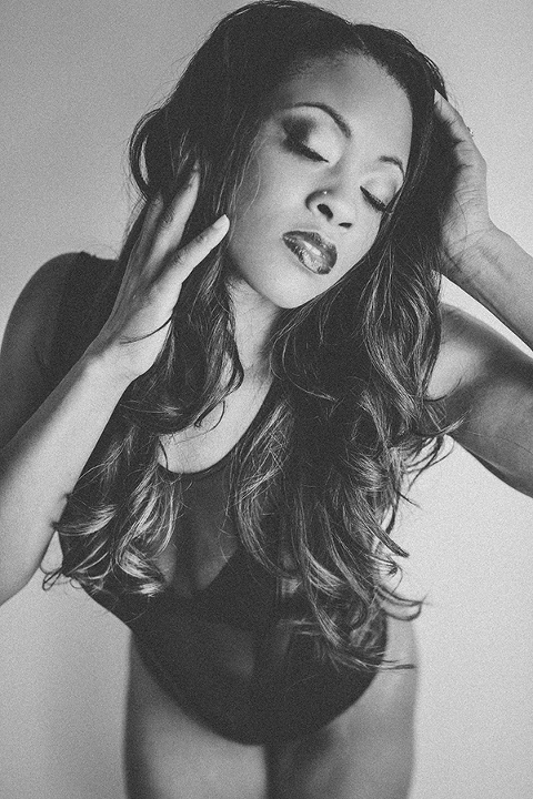 columbia-mo-natural-light-boudoir-photography-by-boudoir-by-courtney