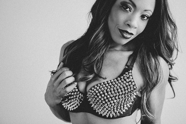 columbia-mo-natural-light-boudoir-photography-by-boudoir-by-courtney