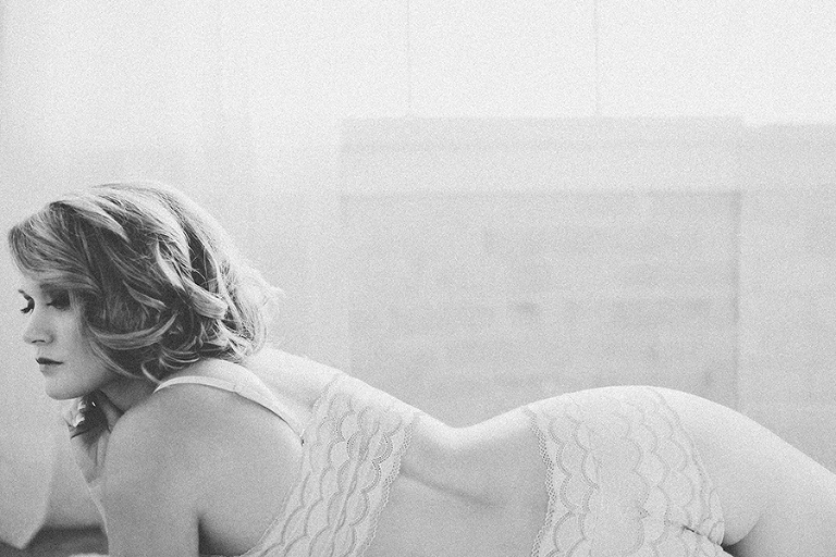 Natural-light-boudoir-photography-by-courtney-tompson-photography-boudoir-by-courtney-www.boudoirbycourtney.com