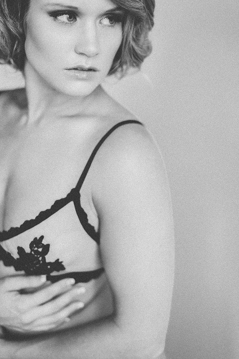 Natural-light-boudoir-photography-by-courtney-tompson-photography-boudoir-by-courtney-www.boudoirbycourtney.com