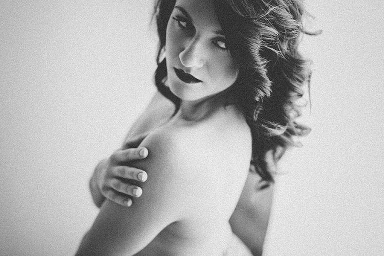 natural-light-boudoir-by-boudoir-by-courtney-columbia-MO-Midwest-boudoir-photographer