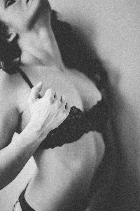 natural-light-boudoir-by-boudoir-by-courtney-columbia-MO-Midwest-boudoir-photographer