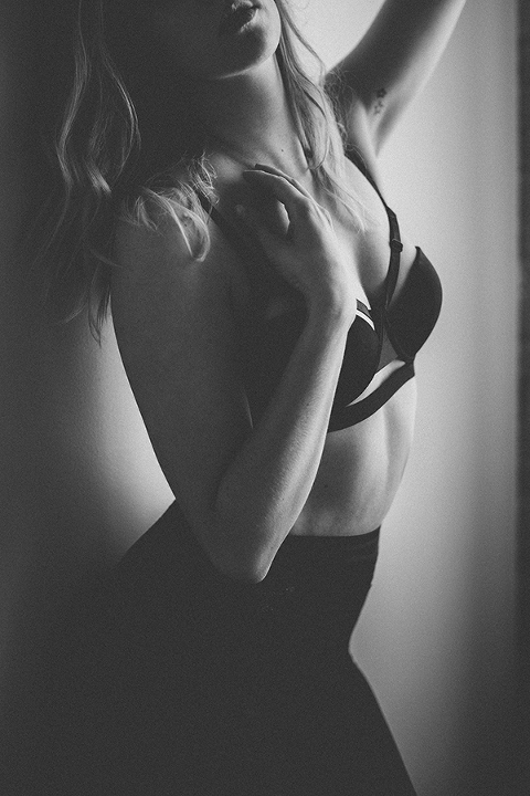 Boudoir-Black-and-white-photos-by-columbia-mo-boudoir-and-natural-light-photographer-courtney-tompson